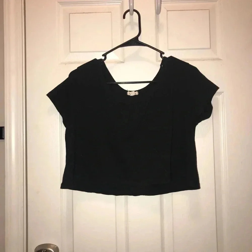 🟨Black Flowy Crop Top